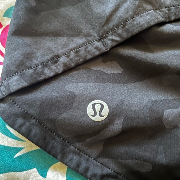 Lululemon Speed Up Black Camouflage Lined Low Rise Shorts 2.5” - Picture 3 of 4